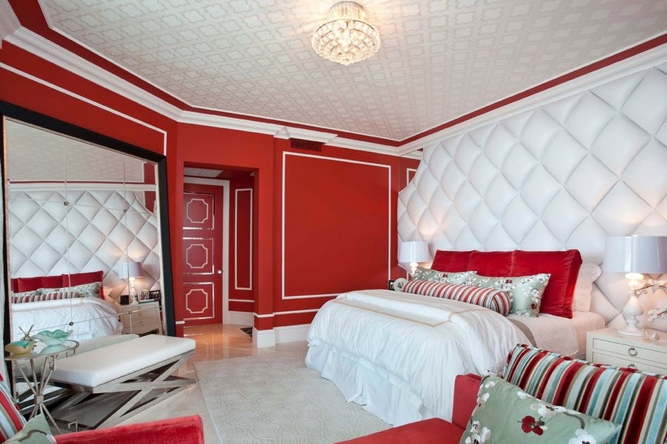 Rot-weißes Interieur im Schlafzimmer