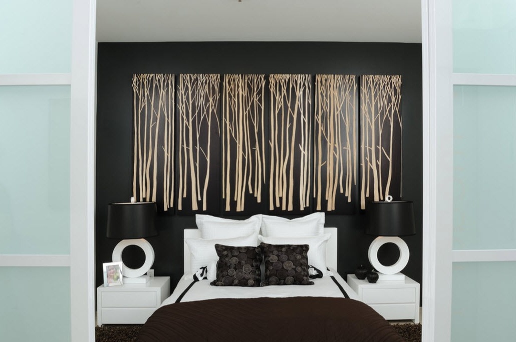 Weißer Bambus auf dem dunklen Hintergrund des Schlafzimmers