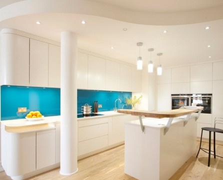 Dapur terang dengan aksen biru