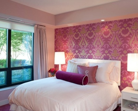 Kertas dinding berwarna merah jambu dengan corak - aksen bilik tidur yang bergaya