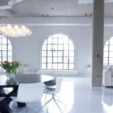 Riesige Halle mit weißem Boden