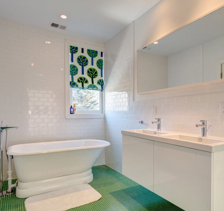 Schönes Weiß = grüner Innenraum eines kleinen Badezimmers