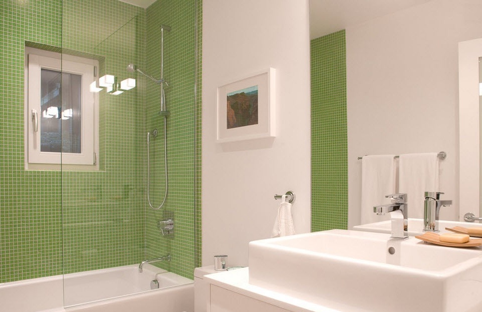 Interior bilik mandi putih-hijau yang spektakuler