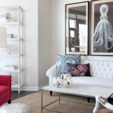 Ein Sessel und ein Kissenbezug mit rosa Blumen schaffen ein rosa Wohnzimmer Interieur