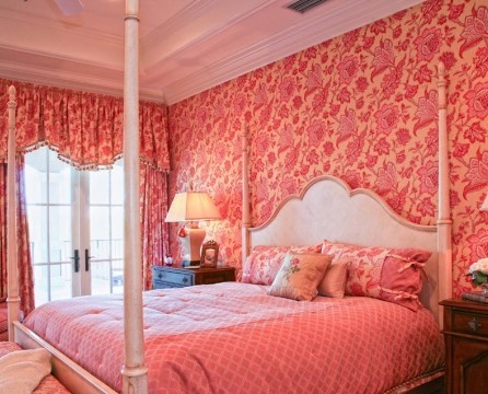 Interior bilik tidur merah jambu mewah