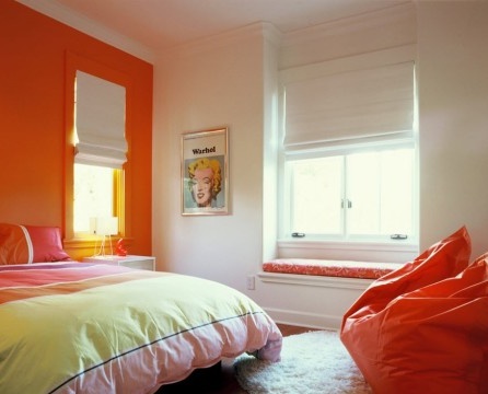 Orange und weißes Schlafzimmer