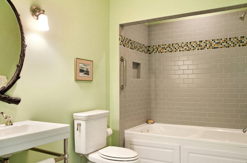Interior bilik mandi mulia menggunakan kombinasi kelabu hijau pucat dan pucat