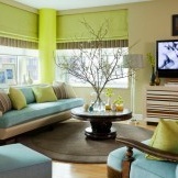 Blaue Möbel in einem grünen Raum