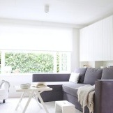 Dunkles Sofa in einem weißen Wohnzimmer