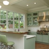 Hellgrüne Küche
