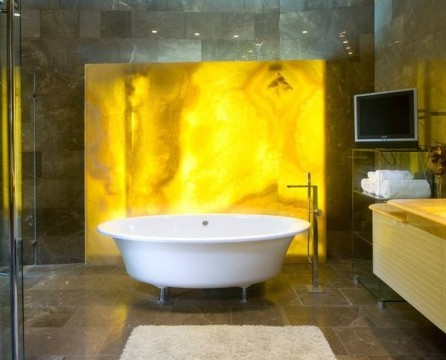 Kuning dalam reka bentuk bilik mandi