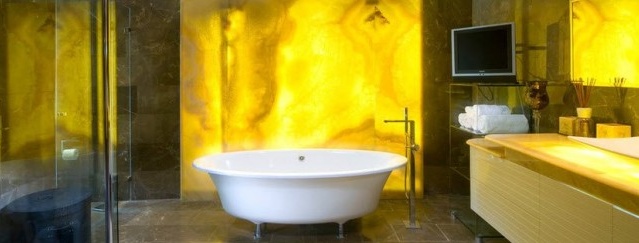 Kuning dalam reka bentuk bilik mandi