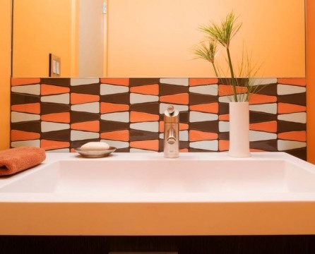 Campuran oren dalam reka bentuk bilik mandi