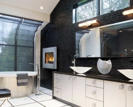 Kombinasi yang bergaya dan abadi hitam dan putih di bahagian dalam bilik mandi