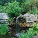 In einem kleinen Garten sollte die Gestaltung des Wasserfalls einfach sein