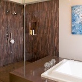 Dunkle Wand im Design des Badezimmers
