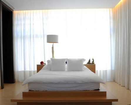 Das Design des modernen Schlafzimmers folgt den Prinzipien des Minimalismus
