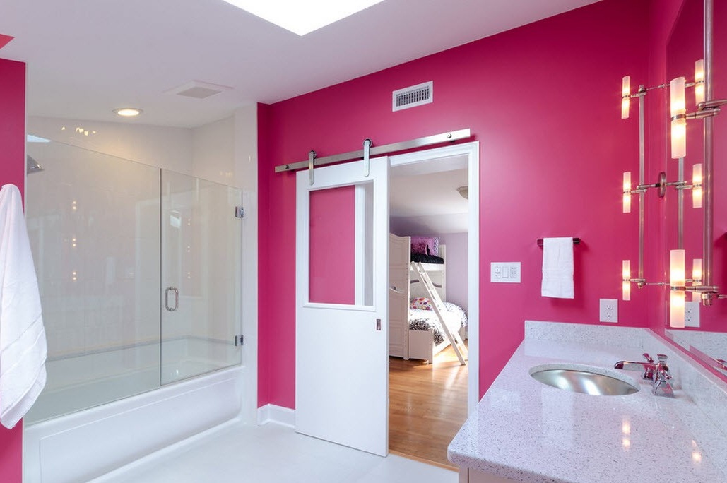 Dinding merah jambu dan pintu putih
