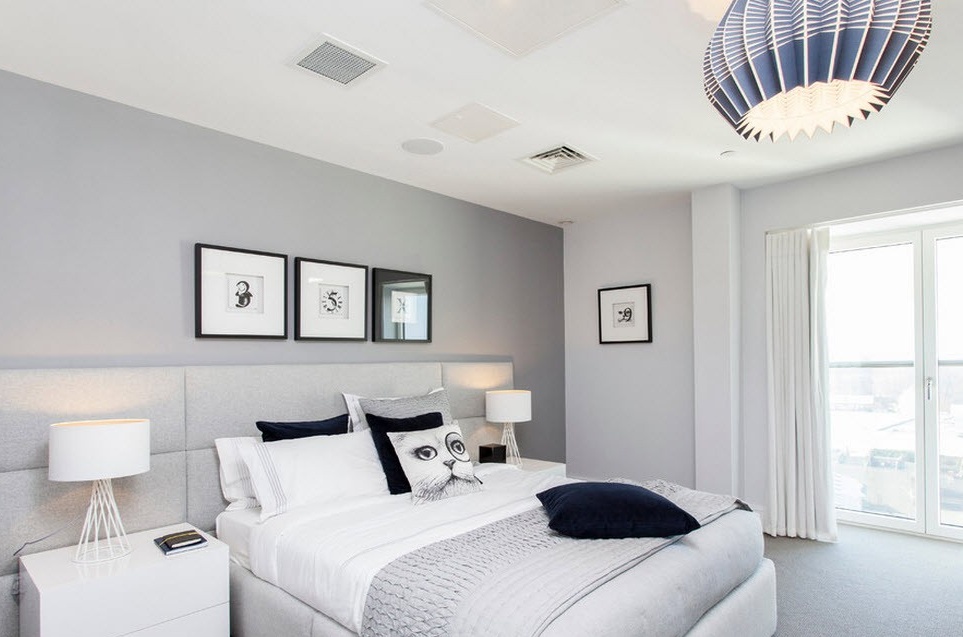 Blaue Farbe im grauen Schlafzimmerinnenraum
