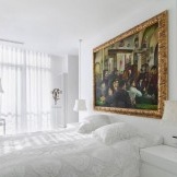 Bilik tidur salji putih dengan gambar yang besar