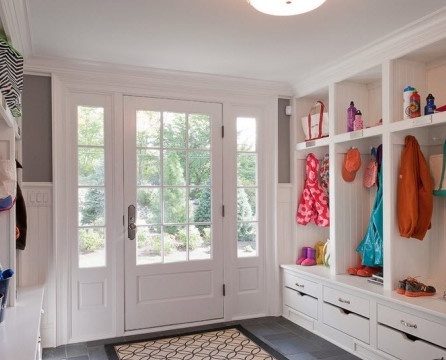 Durch die Verwendung von Deckenleisten bei der Gestaltung von Wänden können Sie die Ebene von Wänden und Decke visuell kombinieren