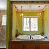 Badezimmer mit Holzelementen.