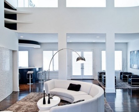 Weiße Möbel in einem runden Wohnzimmer