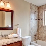 Dinding granit di bilik mandi
