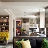 Gelbes Sofa - ein heller Akzent im Innenraum der Küche