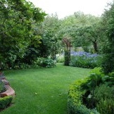 Schöner Rasen und effektive Landschaftsgestaltung machen das Grundstück zu einem Märchen