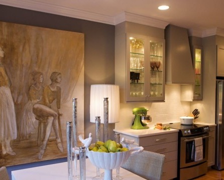 Interior dapur yang bergaya dengan dinding kelabu