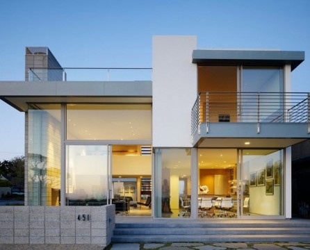 Rumah gaya minimalis dengan elemen logam.