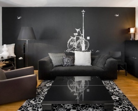 Wohnzimmer mit einer schwarzen Wand