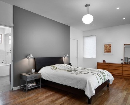 Die Kombination von grauen und schwarzen Farben im Innenraum des Schlafzimmers