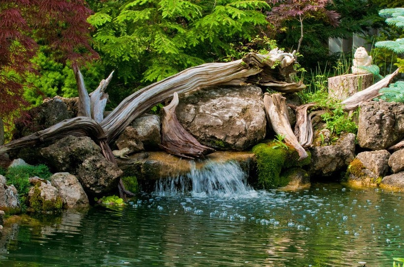 Wasserfall und künstlicher Teich - ein spektakuläres Bild