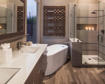 Geräumiges Badezimmer mit kontrastierenden Möbeln