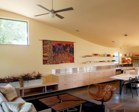 Ruang gabungan ruang tamu dan dapur dibahagikan kepada kawasan fungsional