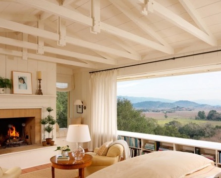 Panoramafenster in einem Holzhaus