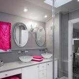 Gizmos berwarna merah jambu yang terang dengan latar belakang dinding kelabu neutral - dalaman bilik mandi yang bergaya