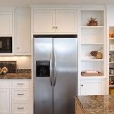 Peti sejuk yang digabungkan dalam perabot dapur menjimatkan ruang di dapur kecil