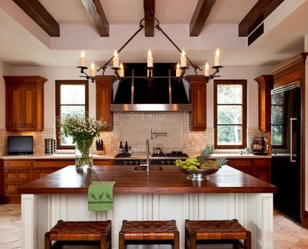 Holz eingerichtete Küche mit zwei Fenstern