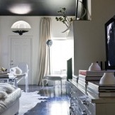 Schöner Schlafzimmerinnenraum mit der schwarzen Decke gestützt durch ein anderes Möbelstück