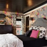 Die schwarze Decke ist wunderschön in Kombination mit Grau und Rosa im Schlafzimmer