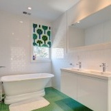 Eine andere Option ist Weiß mit Grün, um ein helles Badezimmerinterieur zu schaffen