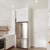 In einer kleinen Küche ist es besser, einen Kühlschrank vor die Tür zu stellen