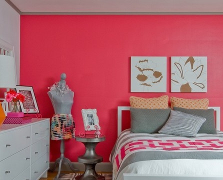 Warna merah jambu menjadikan bilik itu selesa, lembut