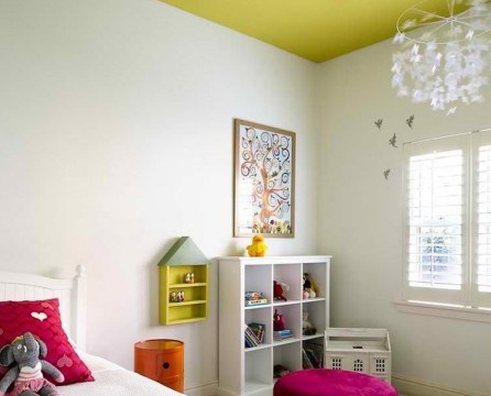 Weiße Wände und farbige Decke im Kinderzimmer