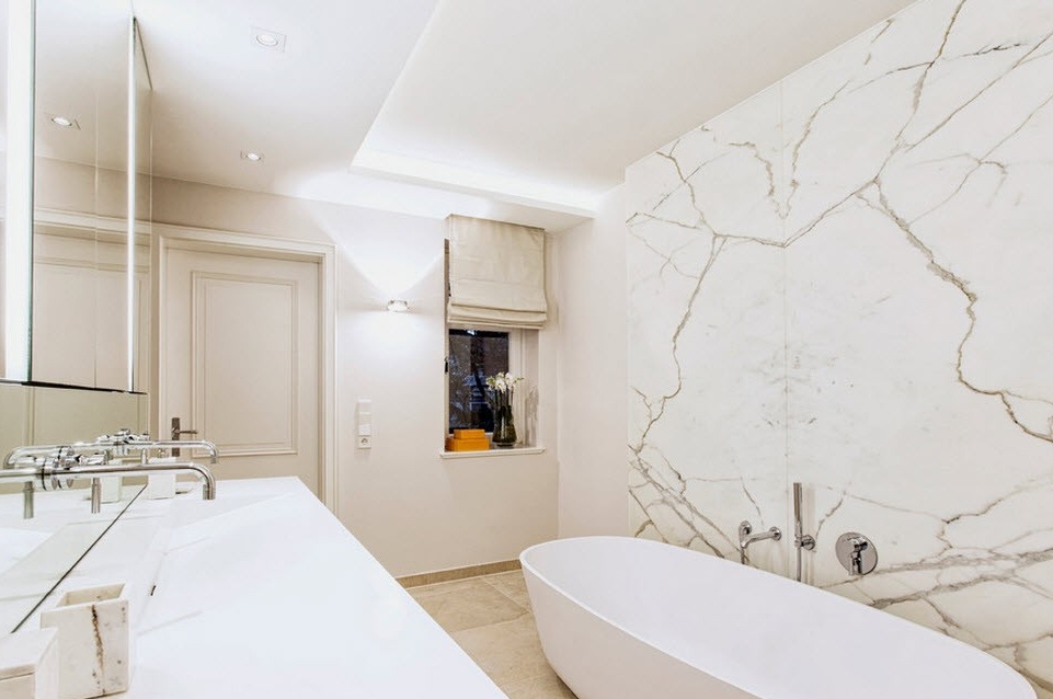 Interior bilik mandi dengan warna putih
