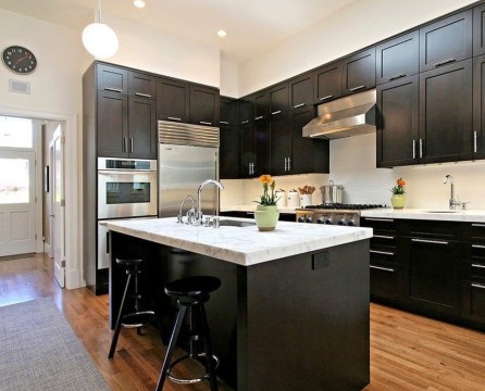 Interior hitam dan putih dapur moden