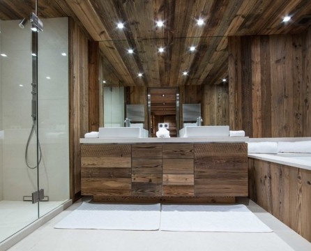 Bilik mandi yang diperbuat daripada bahan semula jadi